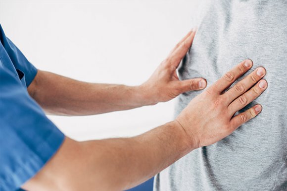 Chiropracteur pour soulager le mal du dos assis au bureau à Sainte-Marie.