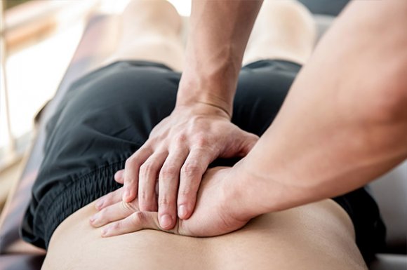 Massage pour soulager une douleur au dos avant une compétition sportive à Sainte-Marie.
